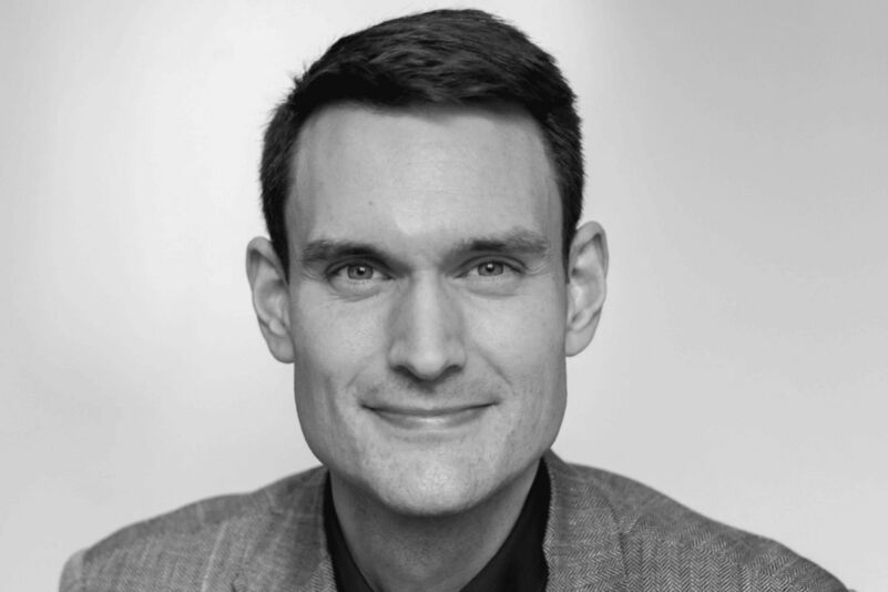 Dominic Monkhouse, business coach based in London, smiling in portrait.