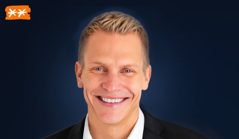 Founder who lost everything in a bad deal, then grew a million-person following.